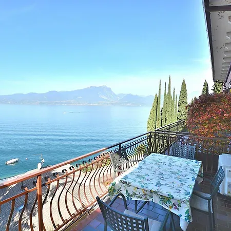 Leonardo Walsh With View Torri Del Benaco